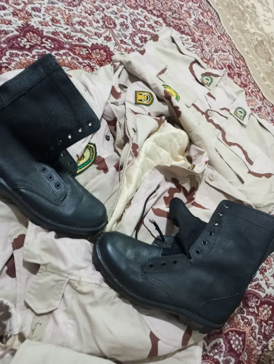 لباس نظامی|لباس|مشهد, طبرسی شمالی|دیوار