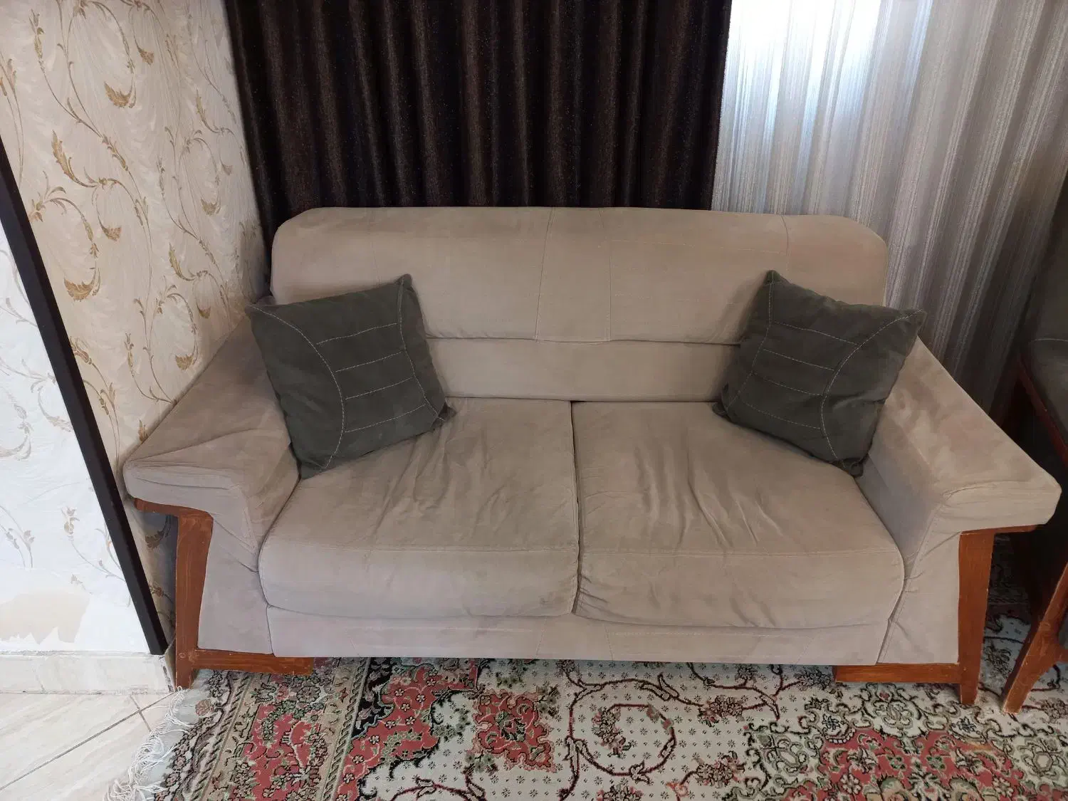 مبل راحتی ۷ نفره همراه میز جلو مبل|مبلمان خانگی و میز عسلی|مشهد, شهید بهشتی|دیوار