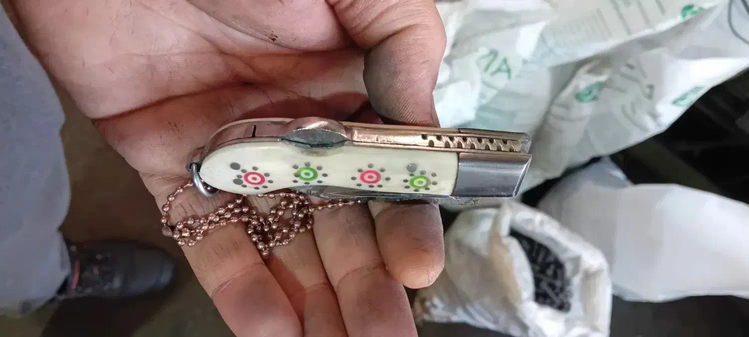 چاقو بابا|کلکسیون اشیاء عتیقه|قم, چهل درخت|دیوار