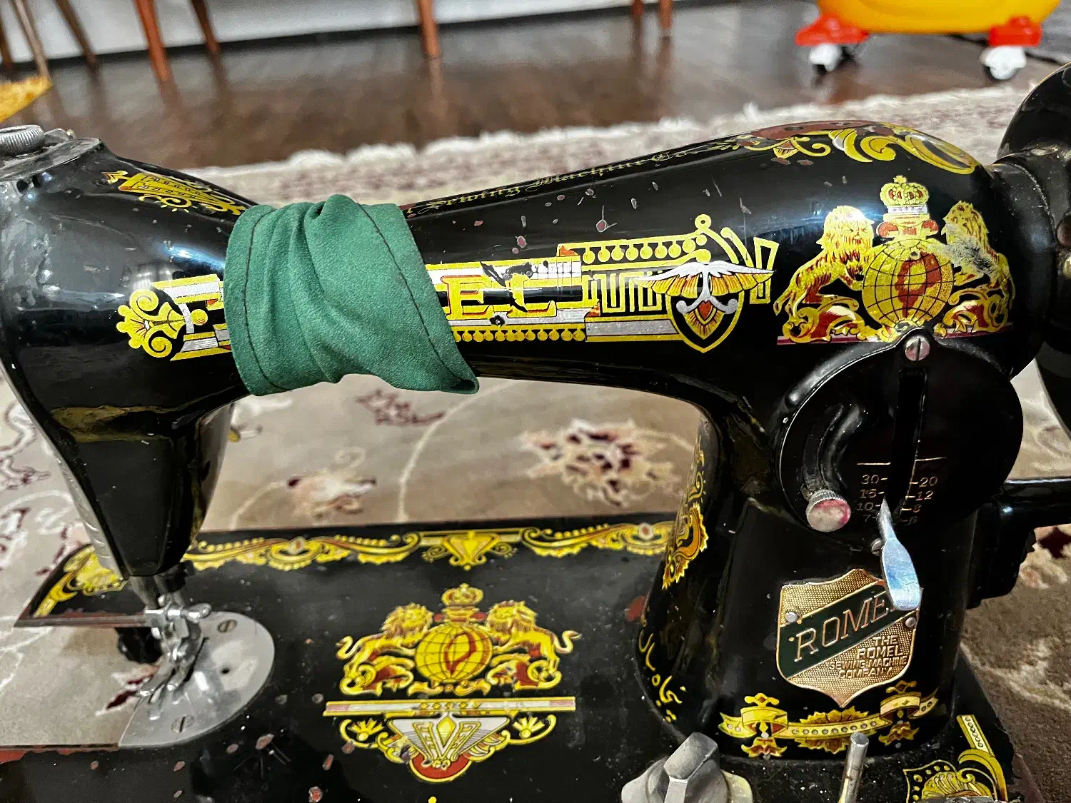 چرخ خیاطی قدیمی عتیقه|کلکسیون اشیاء عتیقه|مبارکه, |دیوار