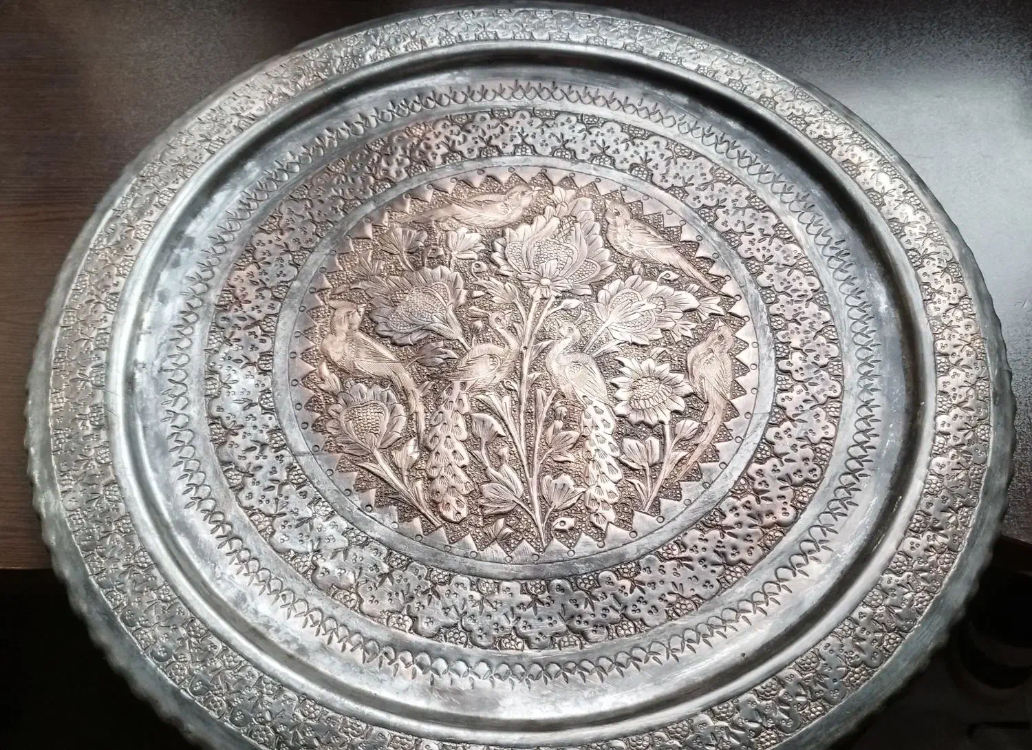 سینی قلمکاری|کلکسیون اشیاء عتیقه|تهران, فلسطین (میدان انقلاب)|دیوار