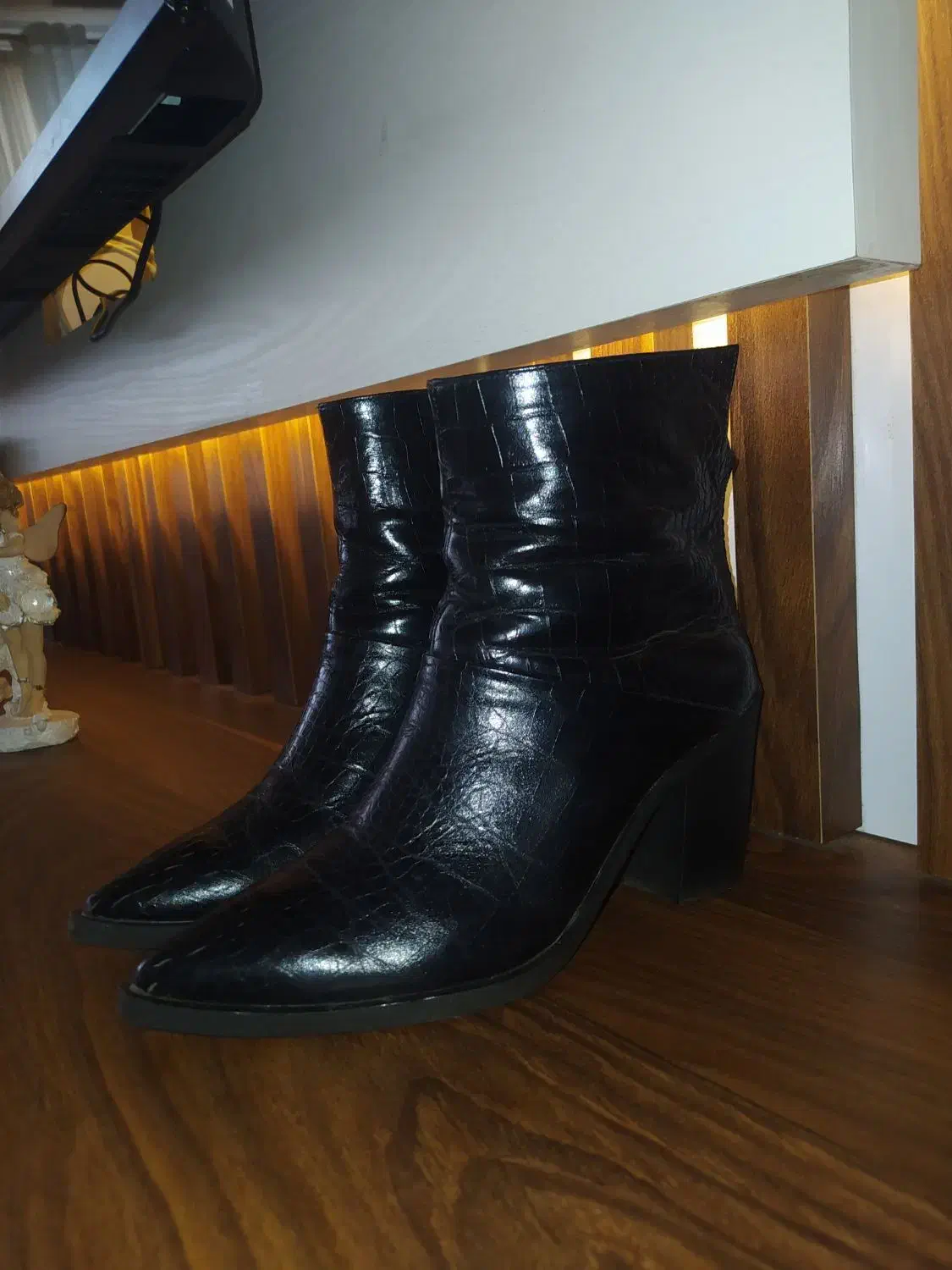 پوتین زنانه|کیف، کفش، کمربند|لاهیجان, انقلاب|دیوار