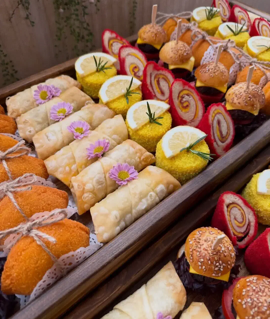 فینگرفود|خوردنی و آشامیدنی|رشت, منظریه|دیوار