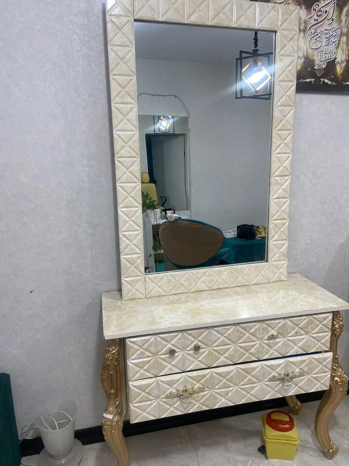 دو تا اینه کاملا سالم یکش با میزش هست|بوفه، ویترین، کنسول|پرند, فاز ۱|دیوار