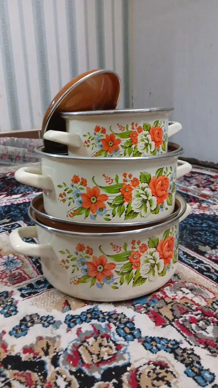 فروش سرویس قابلمه Emayetas گل بته ای در حد نو|کلکسیون اشیاء عتیقه|قم, صفاشهر|دیوار