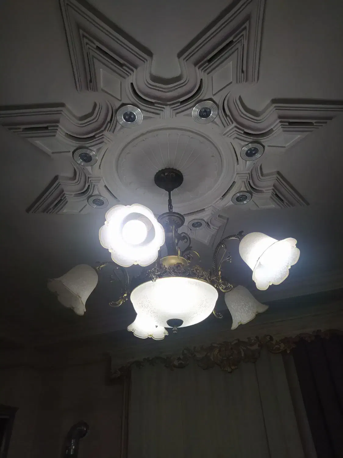 لوستر 5گل سالم سالم رنگ سفید|لوستر و چراغ آویز|رشت, یخسازی|دیوار