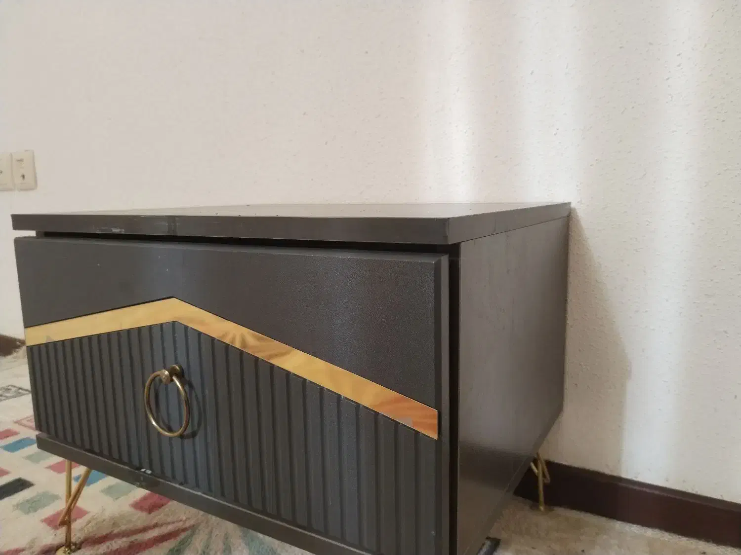 پاتختی|تخت و سرویس خواب|صدرا-فارس, فاز ۱|دیوار