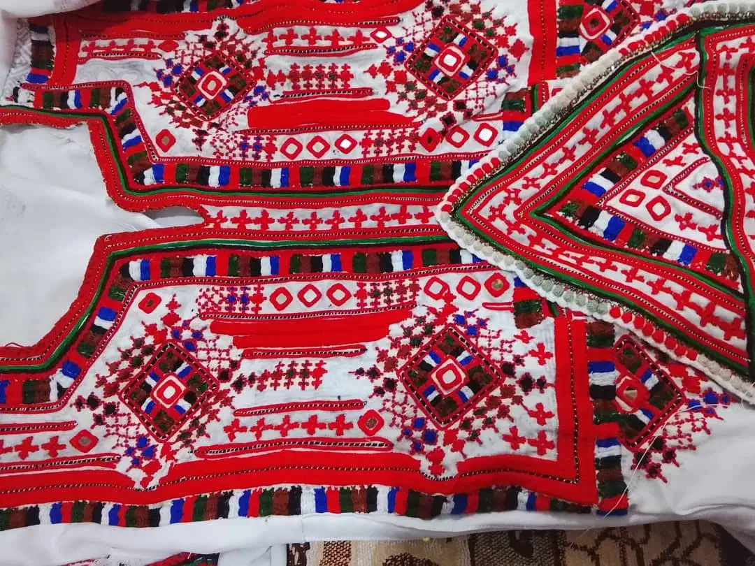 زیاستین دست دوز|لباس|خاش, |دیوار