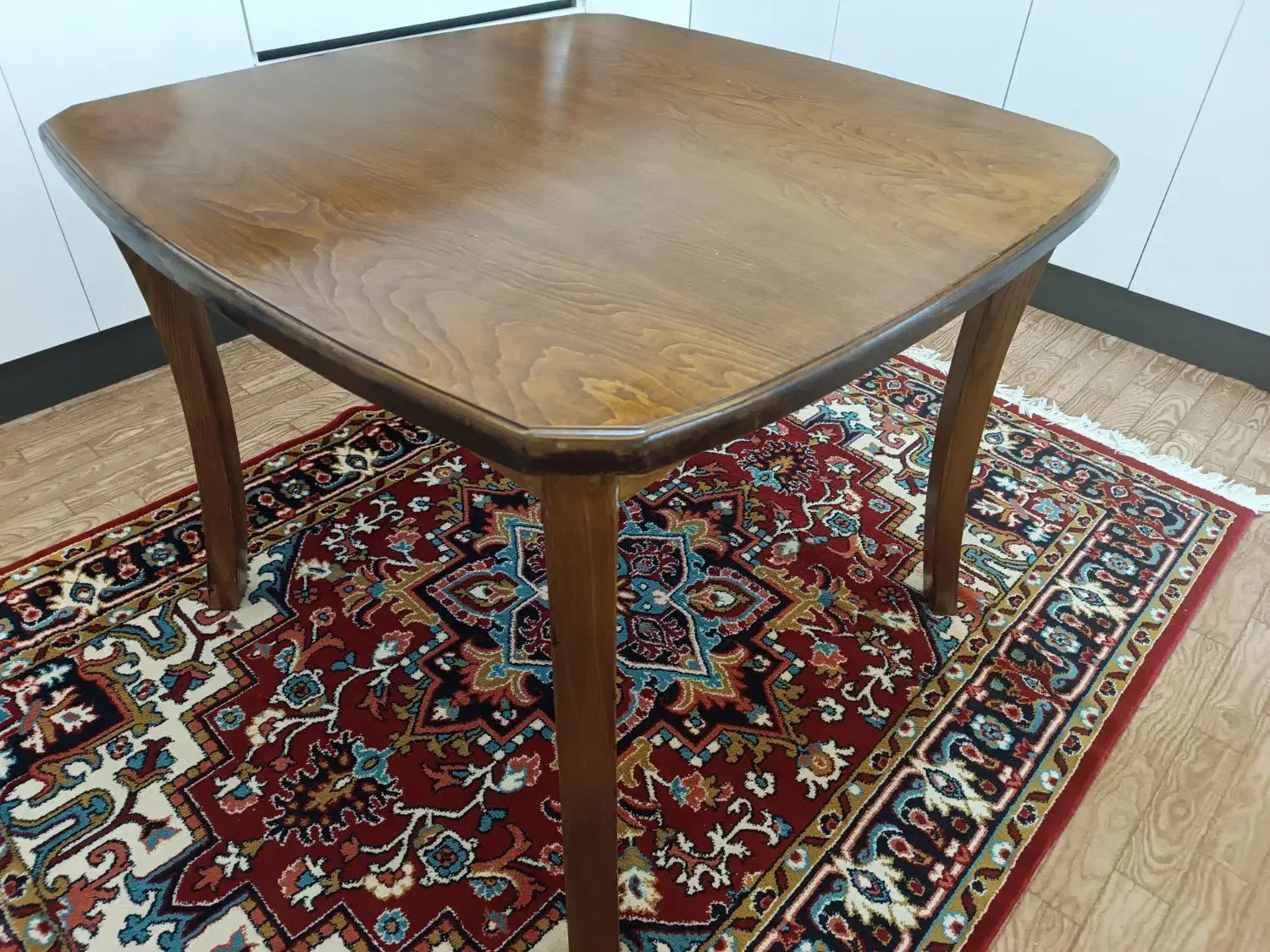 میز نهارخوری ۴ نفره به همراه ۴ تا صندلی چوبی|میز و صندلی غذاخوری|میانه, |دیوار