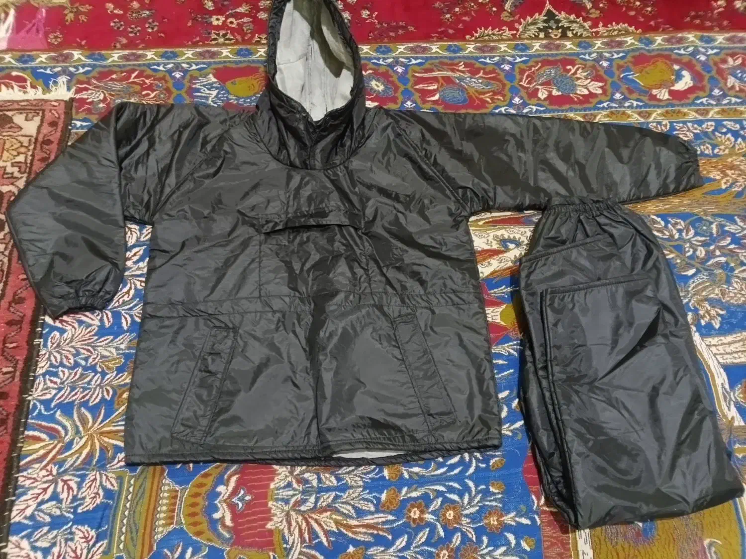 لباس بادگیر|لباس|قم, وادی السلام|دیوار