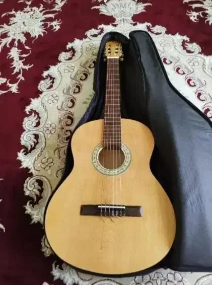 گیتار کلاسیک (بردسیر)|گیتار، بیس، امپلیفایر|کرمان, |دیوار