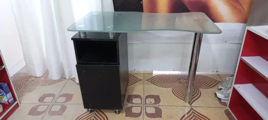 میز ناخن خارجی و صندلی اصلاح هردو نو نو|آرایشگاه و سالن‌های زیبایی|دورود, |دیوار