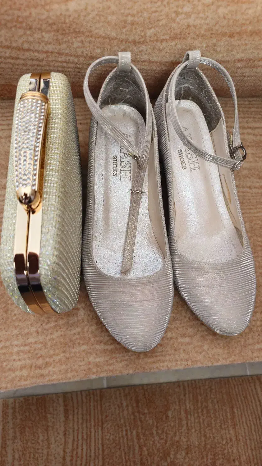 کیف و کفش عروس|کیف، کفش، کمربند|قم, چهل درخت|دیوار