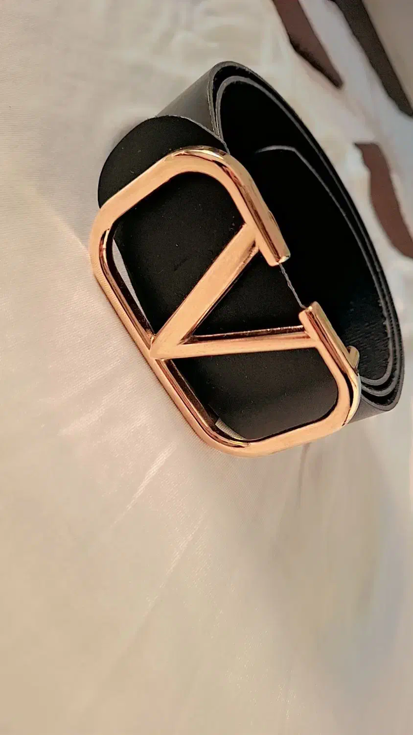 دوعدد کمربند یکیش پهن یکیش نسبتا باریک|کیف، کفش، کمربند|پرند, فاز ۲|دیوار