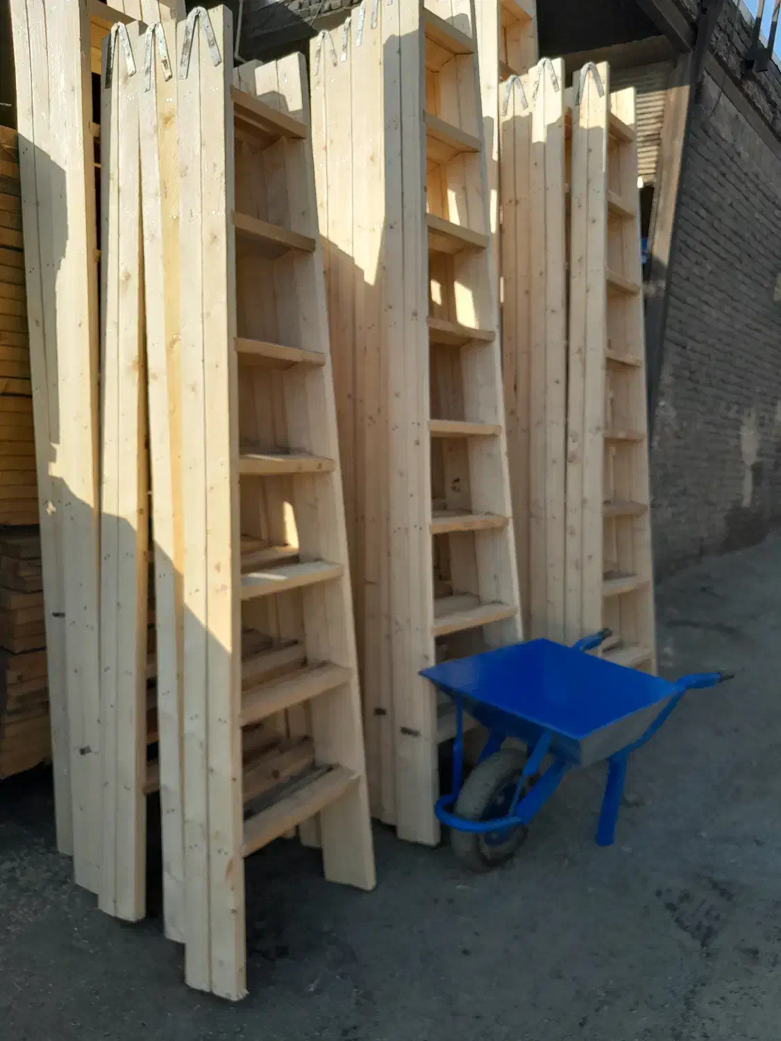 تعدادی نردبان زیر قیمت بازار چوبی بلند و کوتاه|عمده‌فروشی|تهران, مشیریه|دیوار