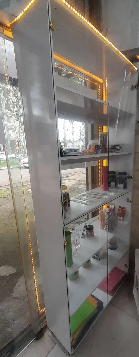 فروش پیشخوان وویترین  و۴عدد صندلی اداری|بوفه، ویترین، کنسول|فومن, |دیوار