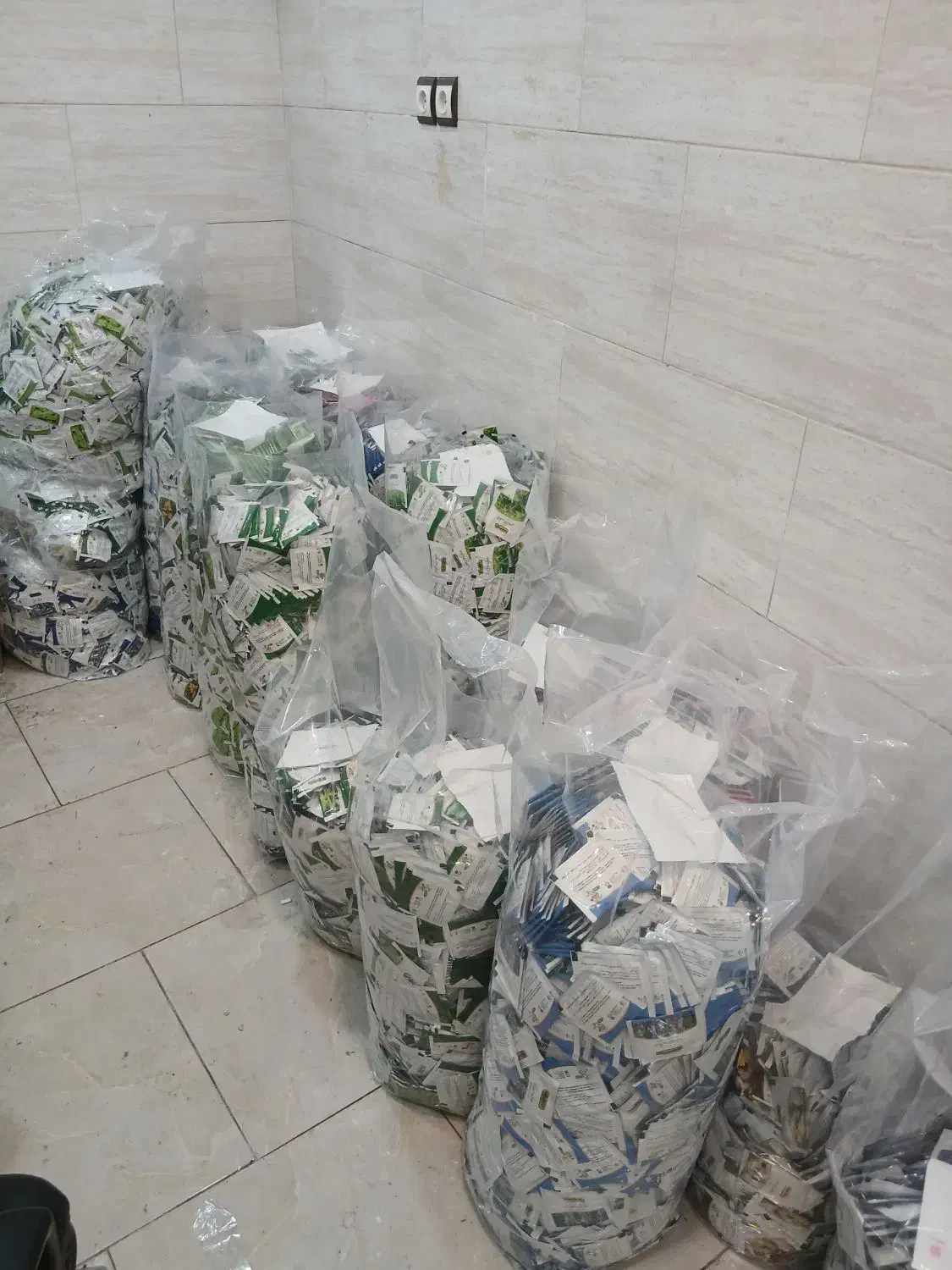 دمنوش تی بگ|خوردنی و آشامیدنی|رشت, منظریه|دیوار