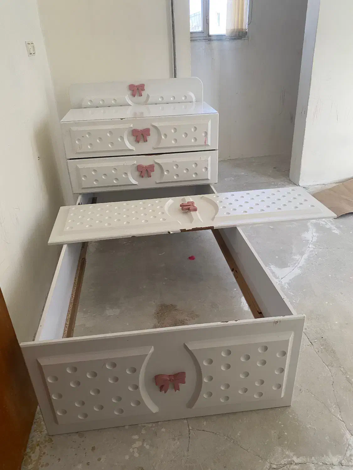 تخت و کمد کودک|اسباب و اثاث بچه|میانه, |دیوار