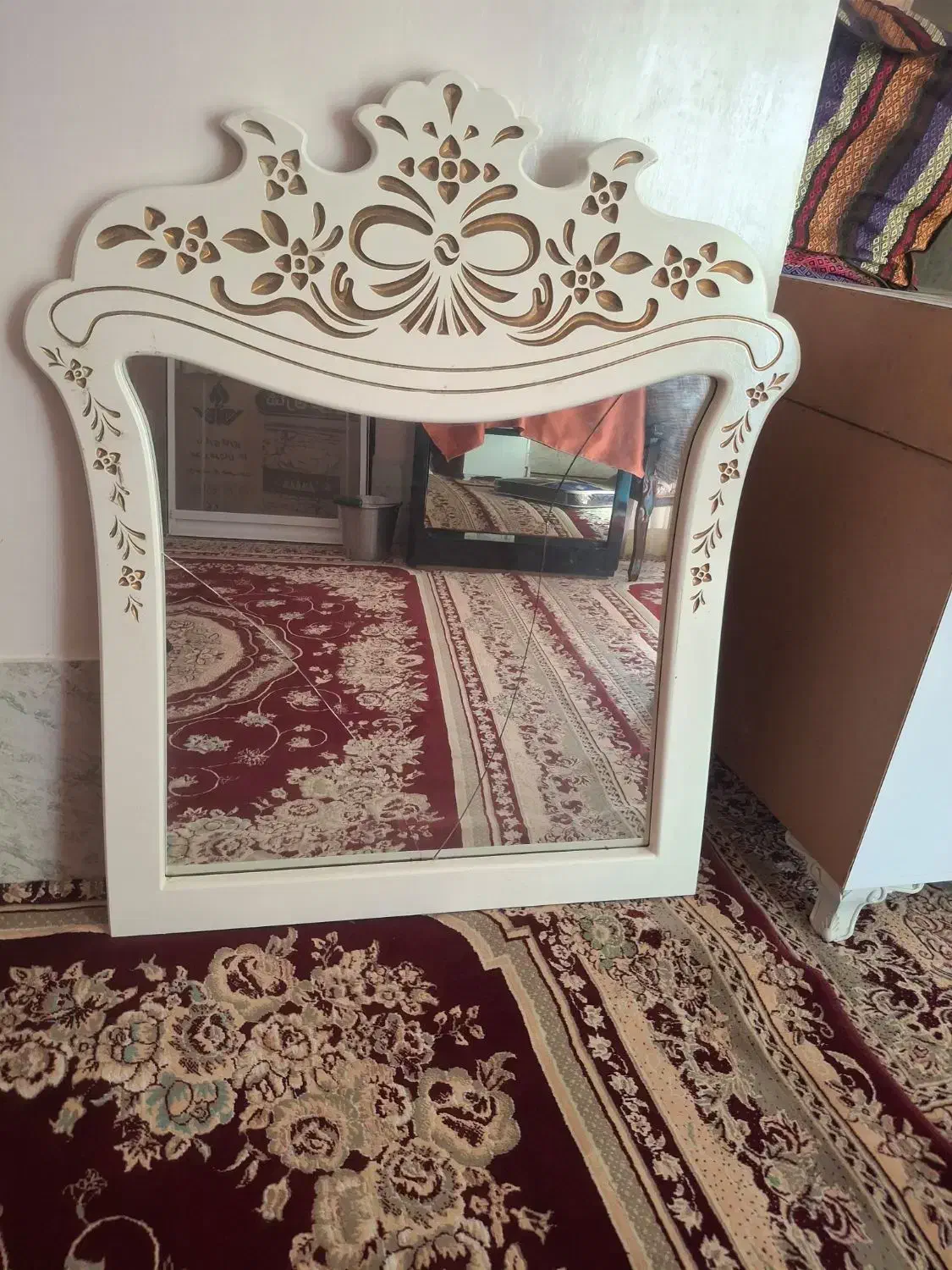 اینه شمعدان سفید|آینه|نجف‌آباد, گلدشت|دیوار