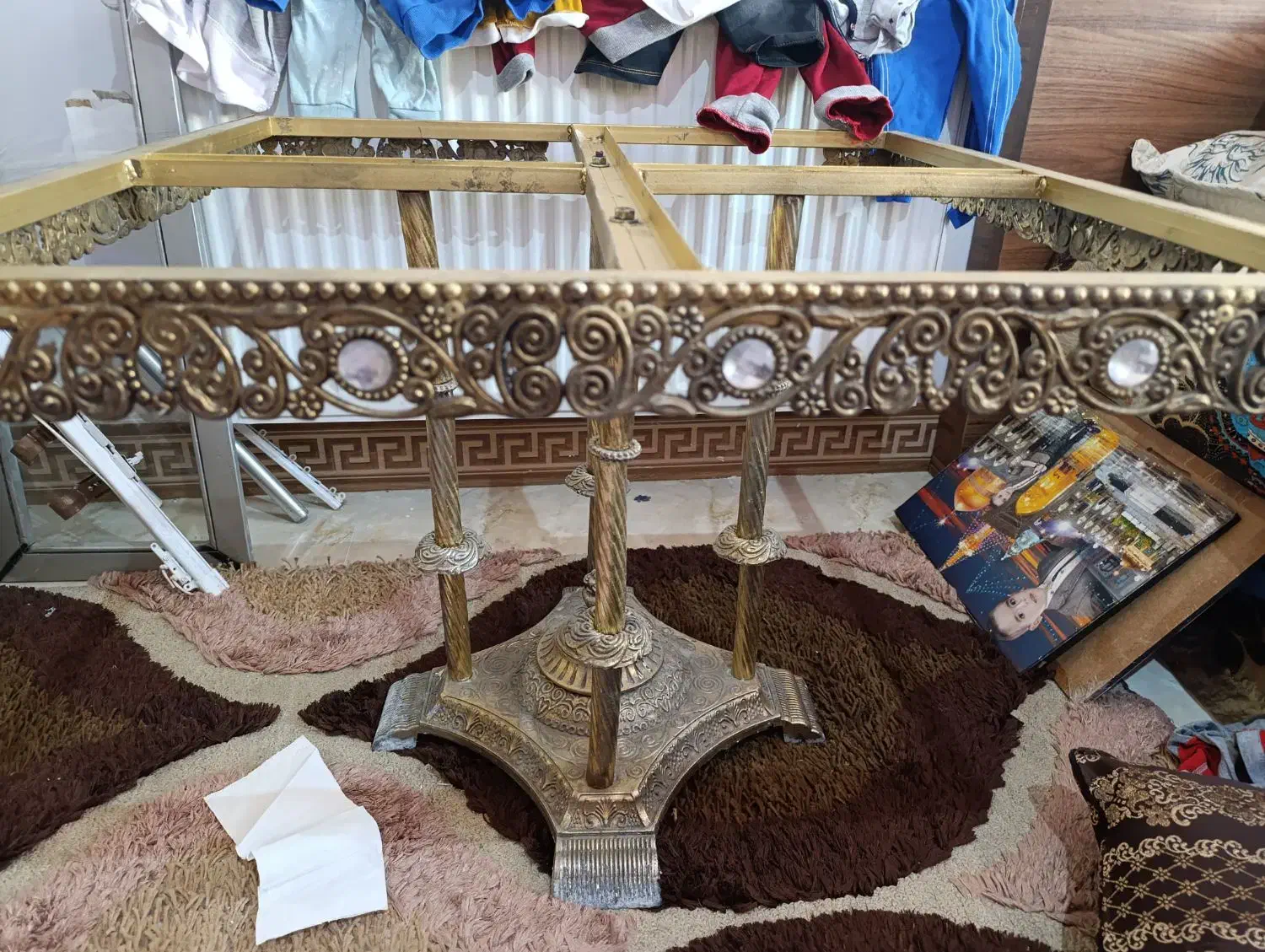 میز صندلی برنزمیز و چهار عدد صندلی برنز|میز و صندلی غذاخوری|اندیشه, اندیشه فاز ۳|دیوار