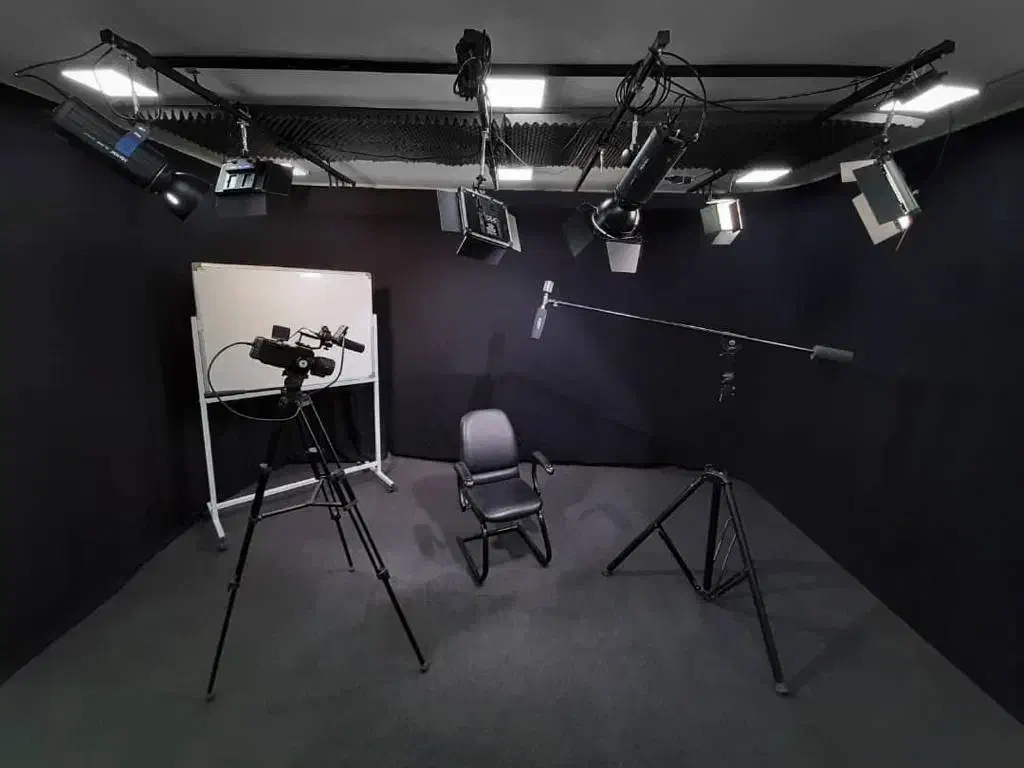 استخدام نیرو در دفتر فروش لباس (خوی ـشیخ نوایی)|استخدام هنری و رسانه|خوی, |دیوار