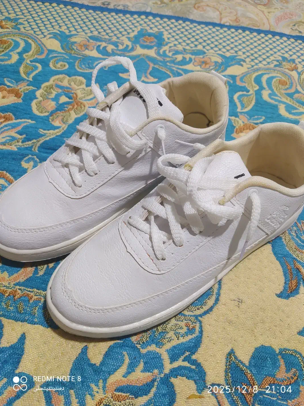 کفش نو|کیف، کفش، کمربند|قدس, شهر‌قدس|دیوار