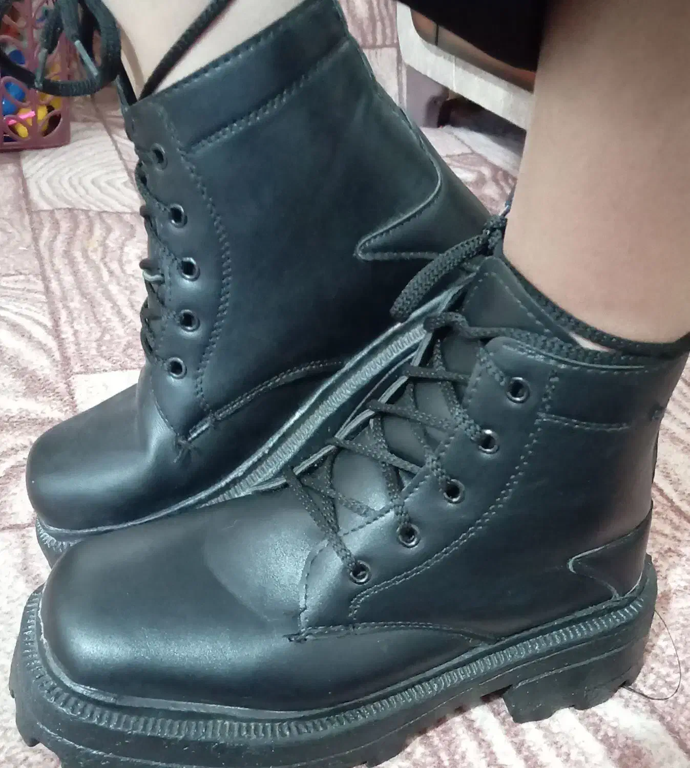 بوت زنانه|کیف، کفش، کمربند|نیشابور, خط کاشمر|دیوار