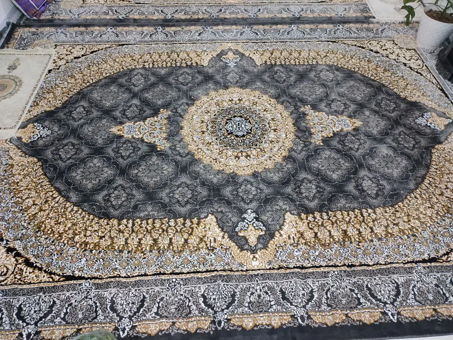 یک جفت فرش 9 متری و کنار فرشی|فرش|شیراز, کوشک میدان|دیوار