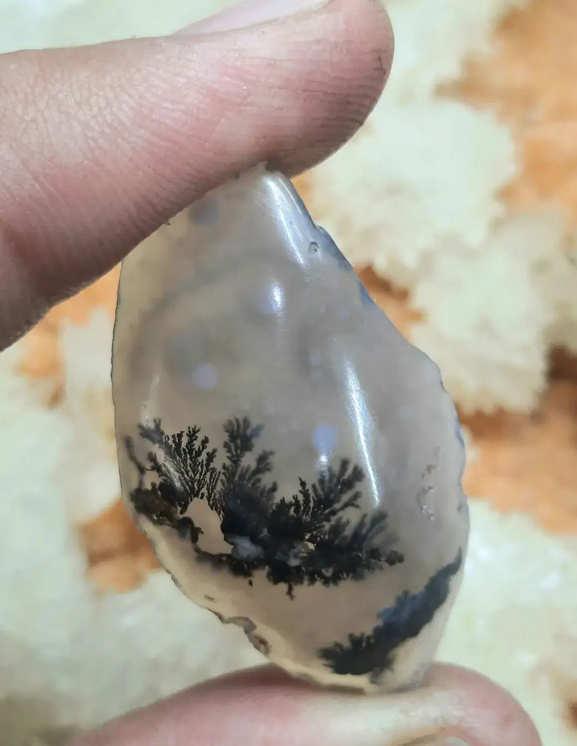 تولید نگین و گردن آویز از گوهر سنگهای ناب|زیورآلات و اکسسوری|لنجان, |دیوار