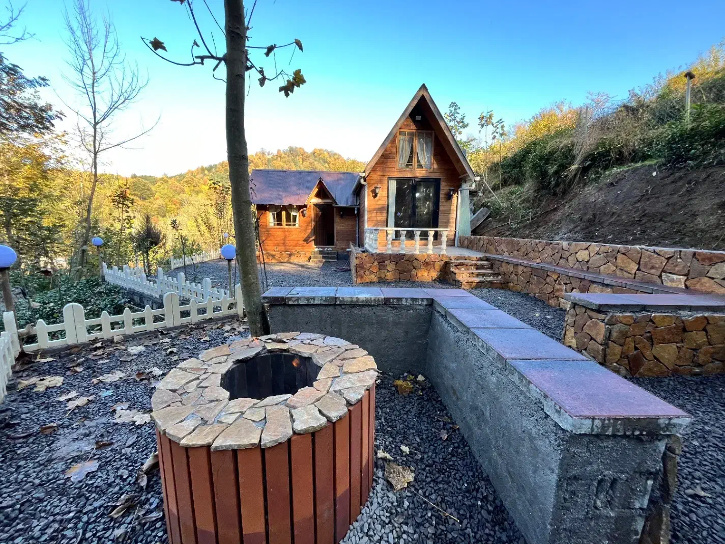 کلبه چوبی سوئدی|اجارهٔ کوتاهمدت ویلا و باغ|لاهیجان, آهندان|دیوار