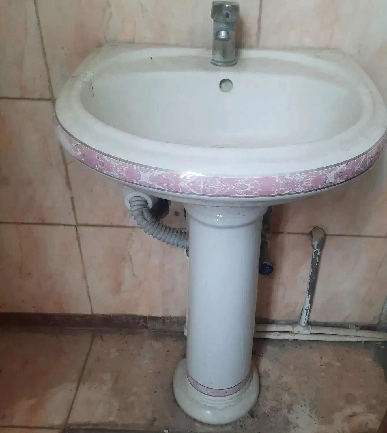 روشویی و شیر آب گرم و سرد با کلیه اتصالات|لوازم سرویس بهداشتی|اردبیل, |دیوار