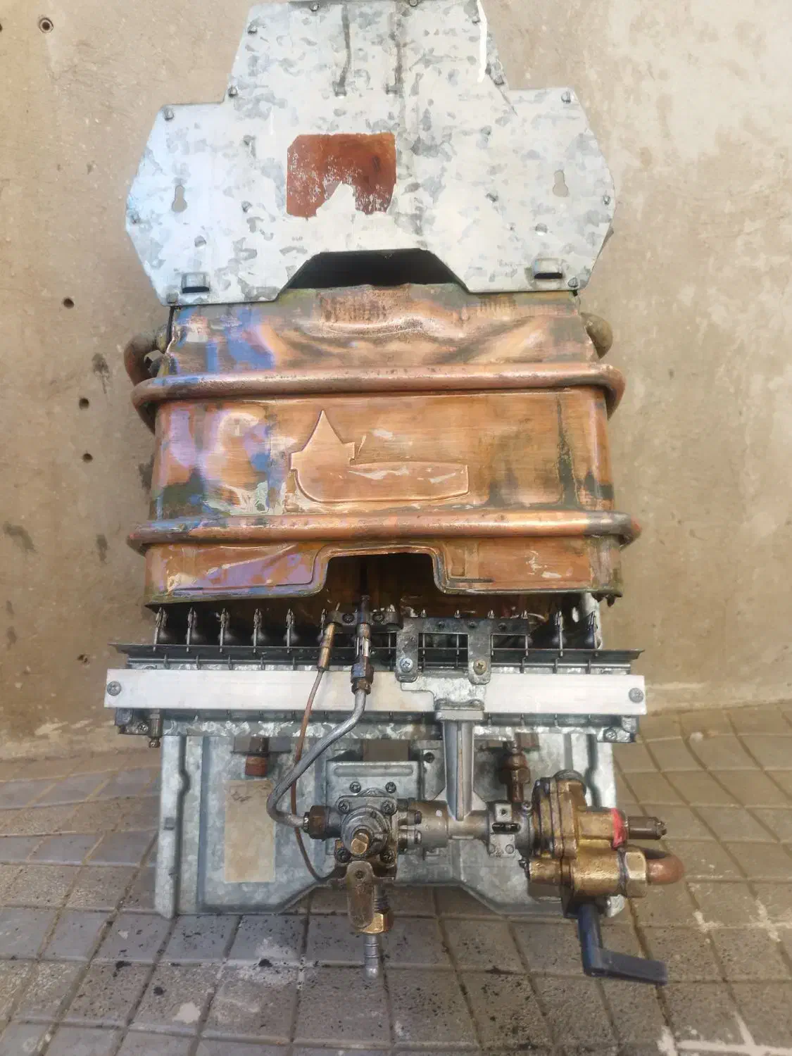 طرح تعویض آبگرمکن دیواری کهنه به تازه|آبگرمکن، پکیج، شوفاژ|سنندج, |دیوار