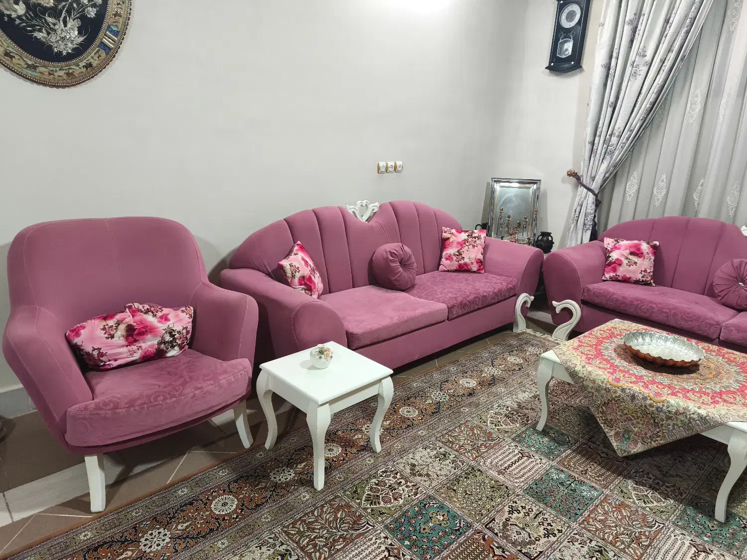 مبل ۹ نفره با سه عدد میز عسلی بزرگ و کوچک و صندلی|مبلمان خانگی و میز عسلی|اصفهان, شفق|دیوار