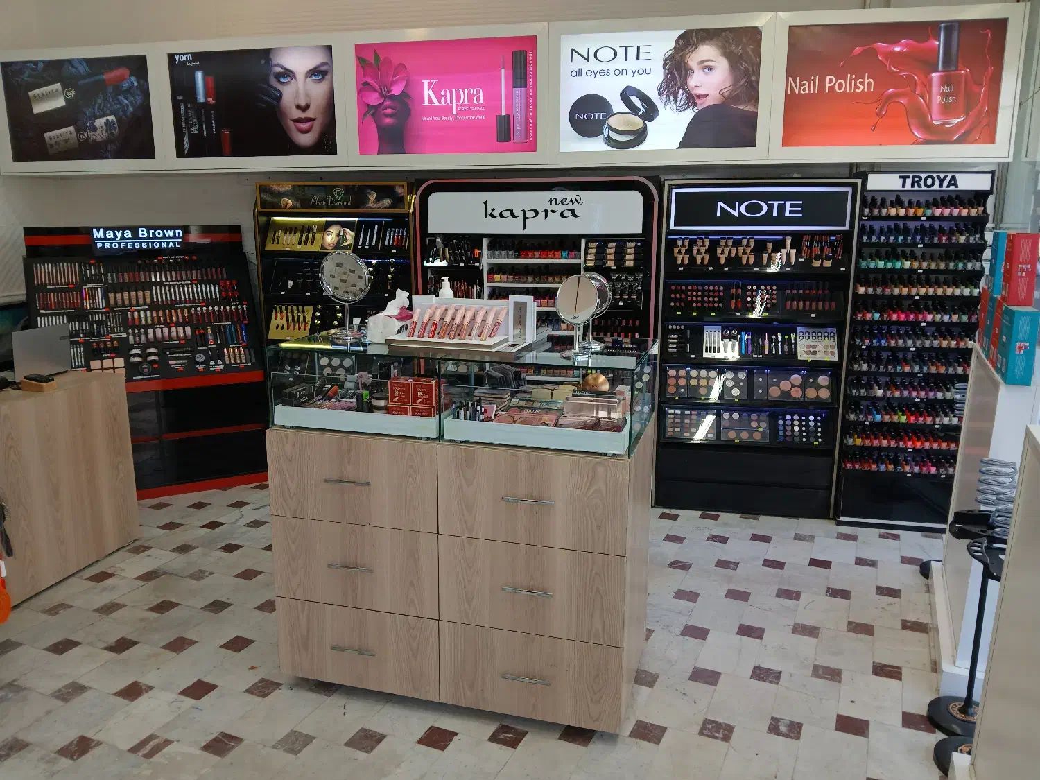 واگذاری فروشگاه آرایشی پوستی اقساطی|فروشگاه و مغازه|مشهد, نیروی هوایی|دیوار