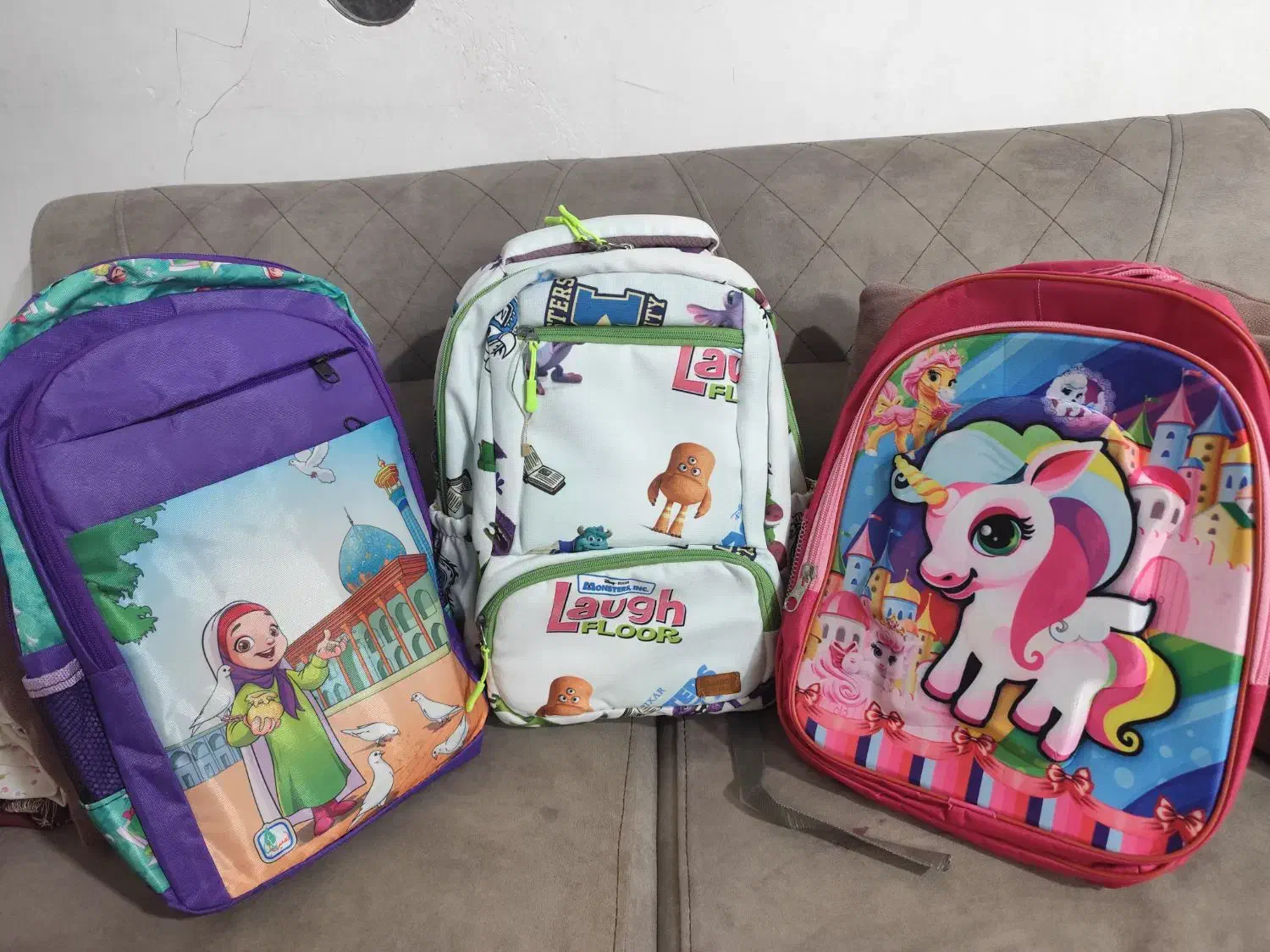 کیف مدرسه نو|کیف، کفش، کمربند|شیراز, کوشک میدان|دیوار