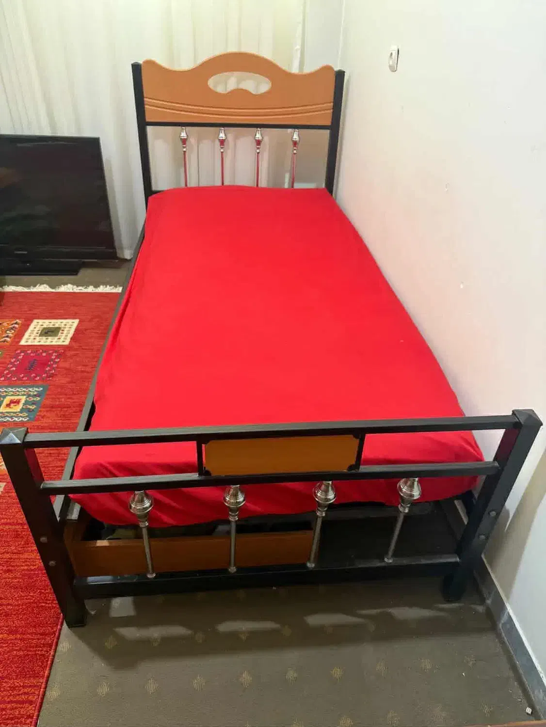 تختخواب یک نفره  همراه با تشک و  در حد نو|تشک تختخواب|مرودشت, فاز دوم شهرک فرهنگیان|دیوار