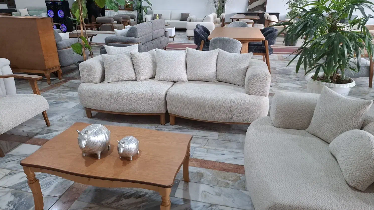 خیاط خانم جهت کار در کارگاه مبلمان با حقوق ماهیانه|استخدام صنعتی، فنی، مهندسی|آمل, |دیوار