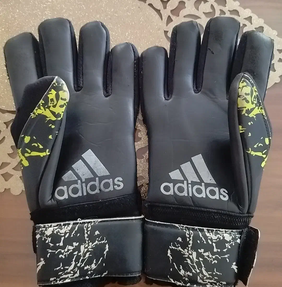 دستکش دروازبانی adidas predator تمیز و سالم|تجهیزات ورزشی|گناباد, |دیوار