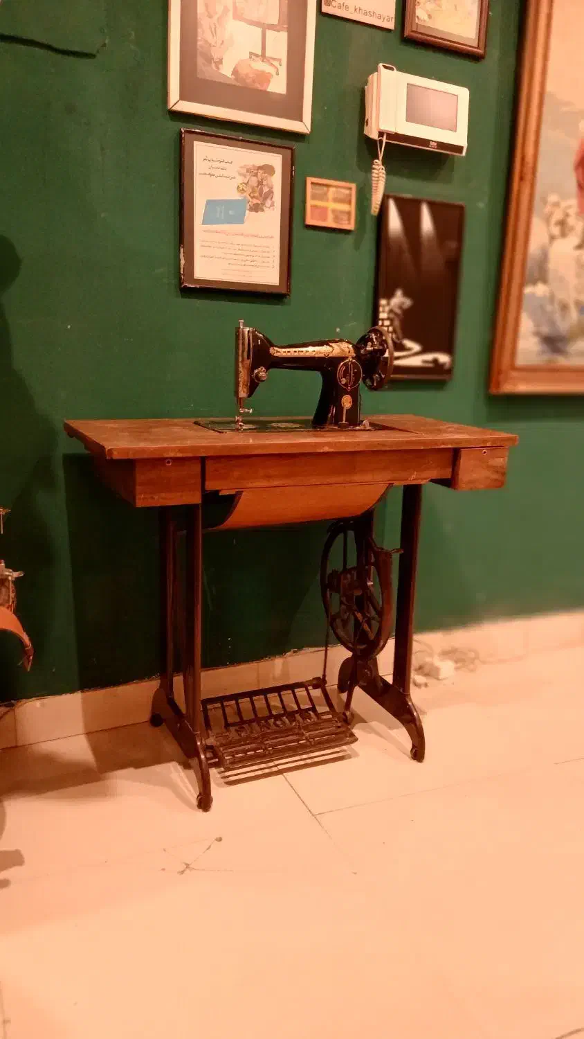 چرخ خیاطی سینجر آنتیک|کلکسیون اشیاء عتیقه|رشت, کاکتوس|دیوار