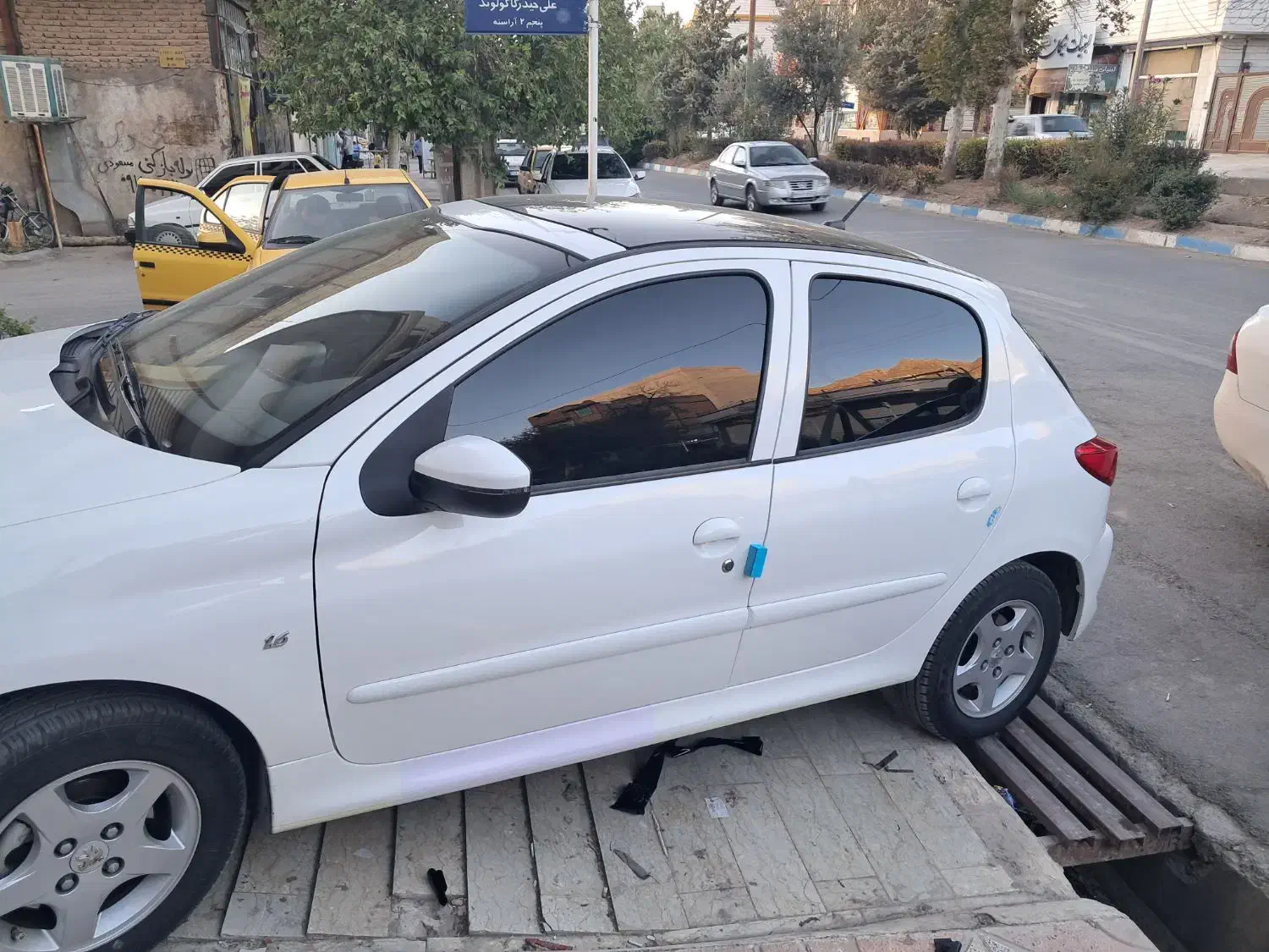 دربستی با ماشین ۲۰۷ صفر راننده با اخلاق و صبور|خدمات حمل و نقل|خرمآباد, |دیوار