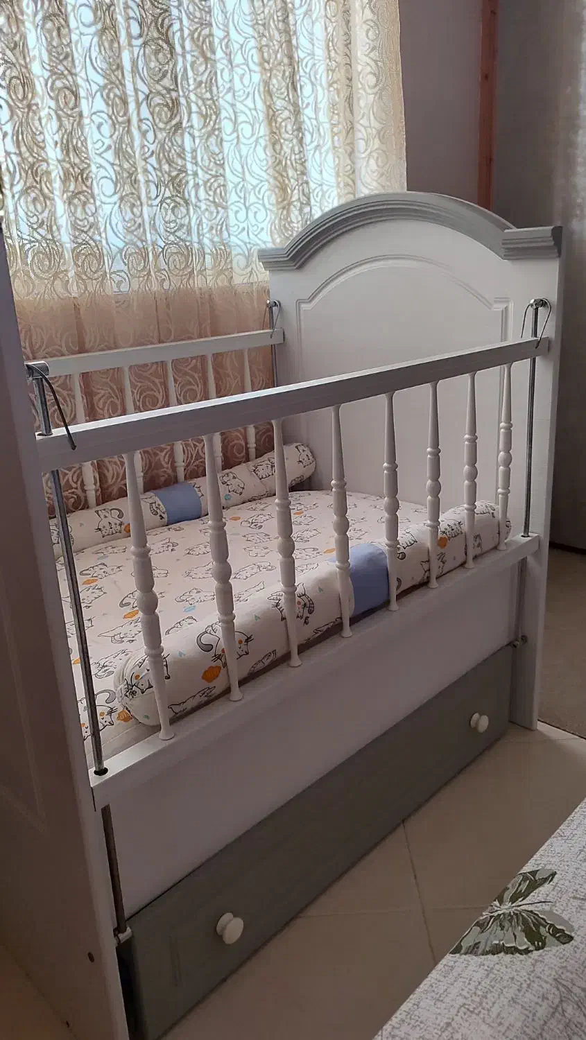 تخت نوزاد|تخت و صندلی بچه|لاهیجان, انقلاب|دیوار