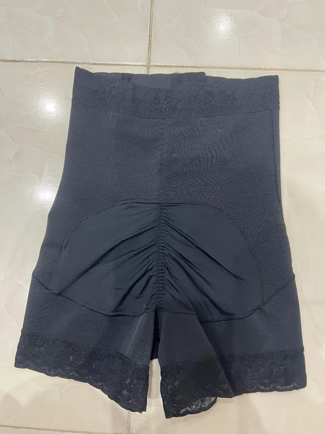 گن جمع کندده شکم و پهلو|لباس|زرندیه, |دیوار