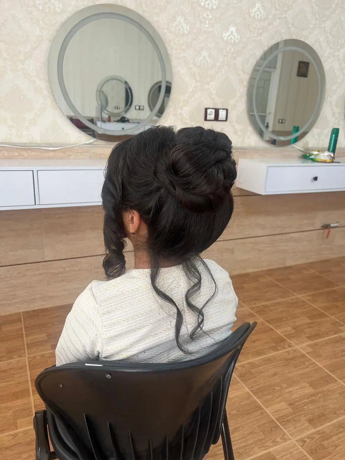 سشوار و ویو کار هستم|خدمات آرایشگری و زیبایی|رفسنجان, |دیوار