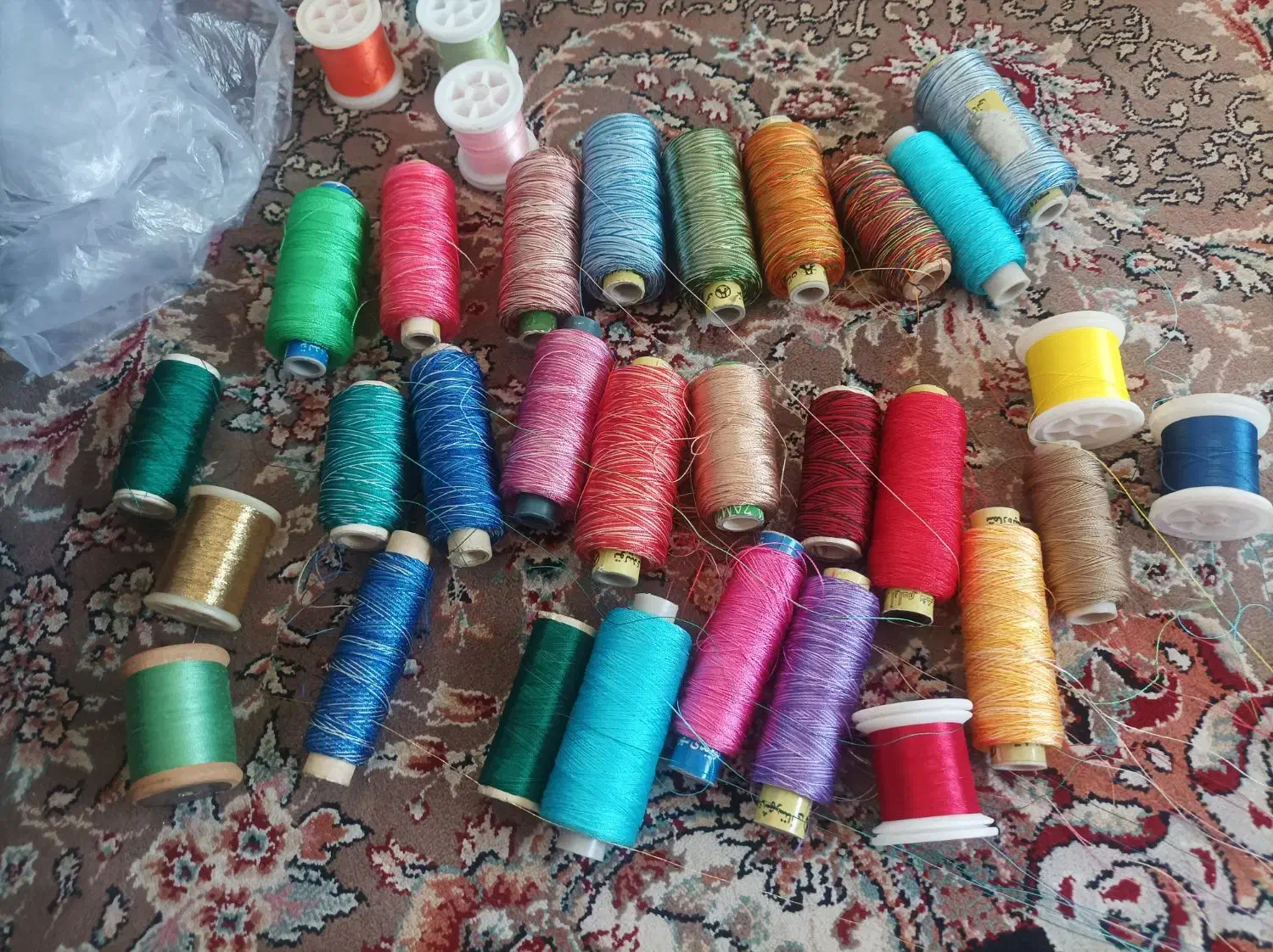 قرقره ابریشم رنگ های زیبا|لوازم خیاطی و بافتنی|هشتگرد, هشتگرد قدیم|دیوار