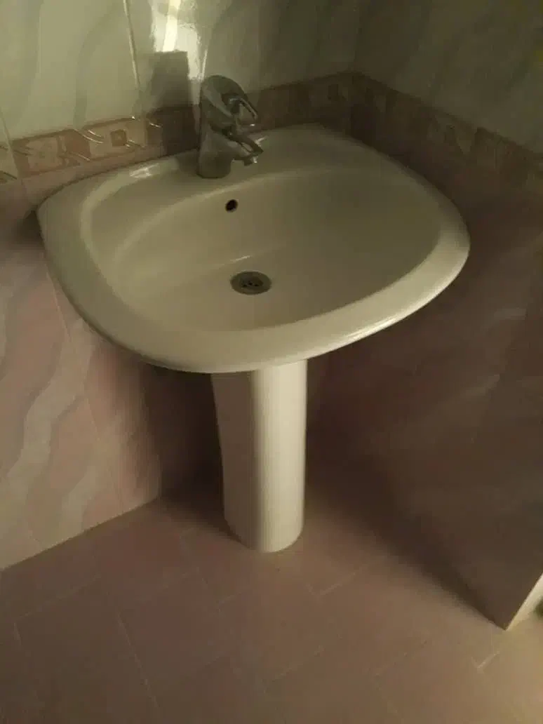 ۲عدد روشویی ساده و یک عدد روشویی کابینتی|لوازم سرویس بهداشتی|اصفهان, شهرک میلاد|دیوار