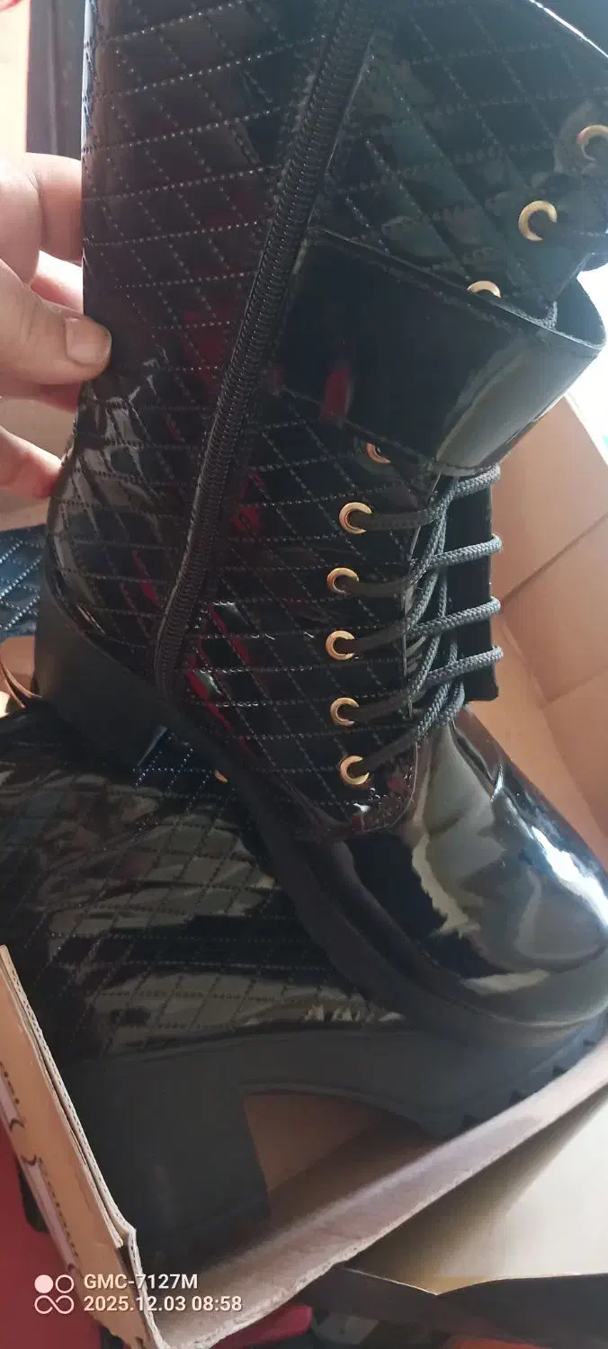 بوت امریکایی|کیف، کفش، کمربند|اصفهان, درب کوشک|دیوار