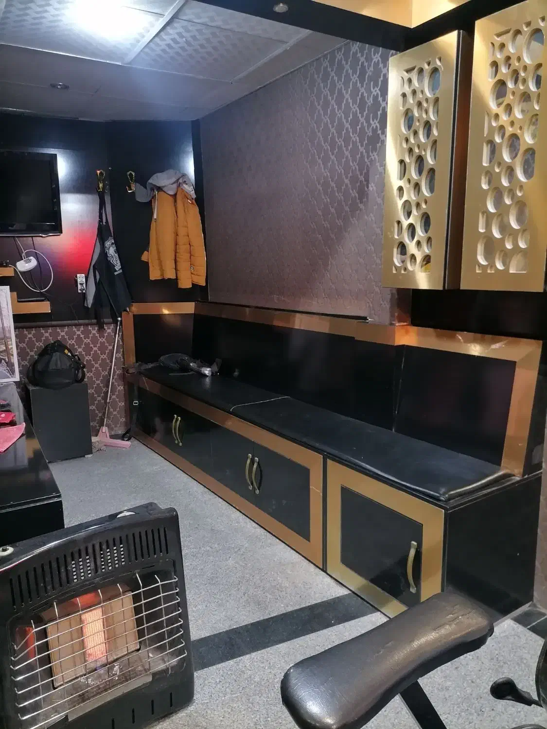 دکوراسیون آریشگاه|آرایشگاه و سالنهای زیبایی|تربتحیدریه, باغ ملی|دیوار