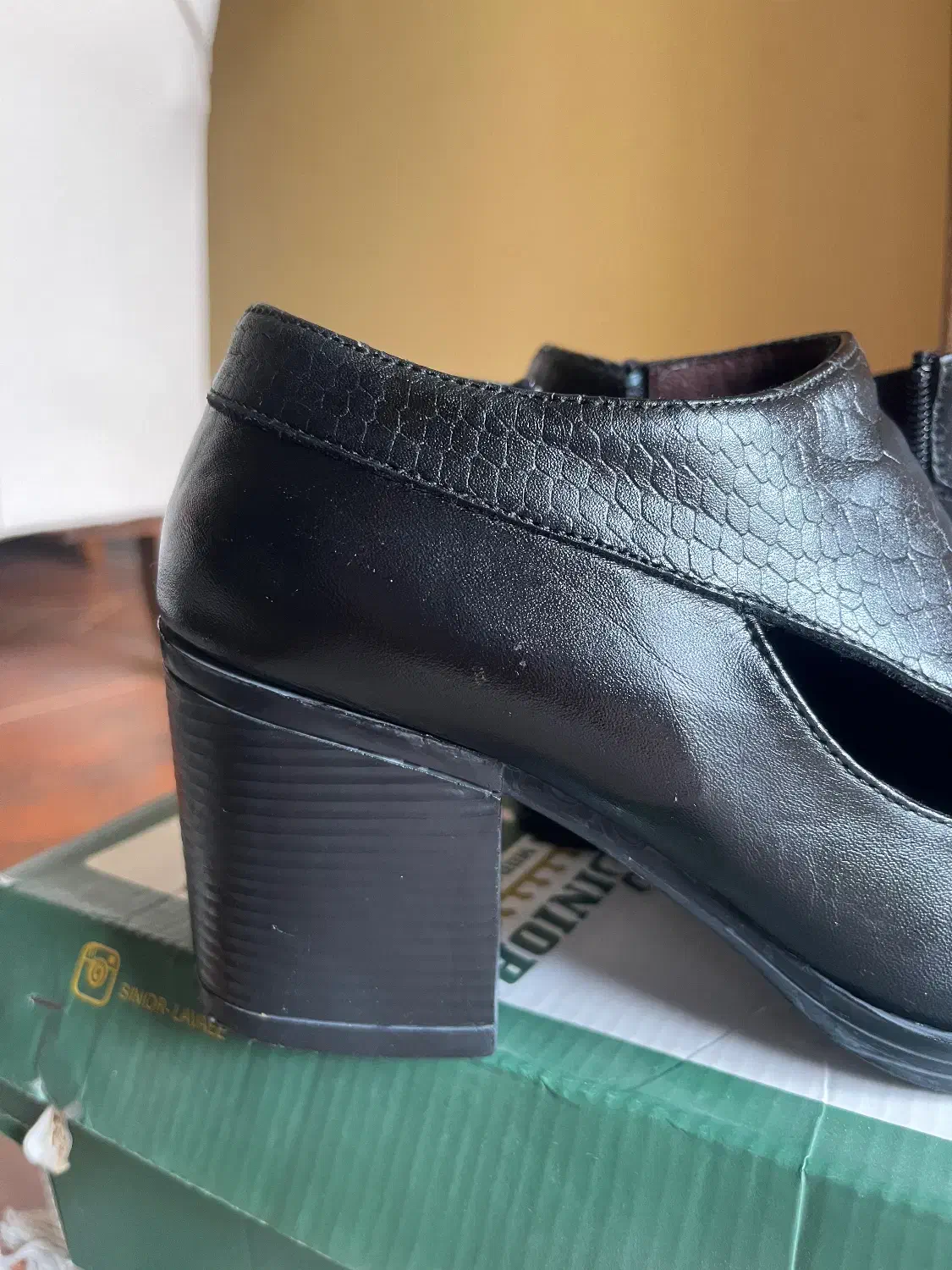 کفش چرم طبیعی|کیف، کفش، کمربند|فومن, |دیوار