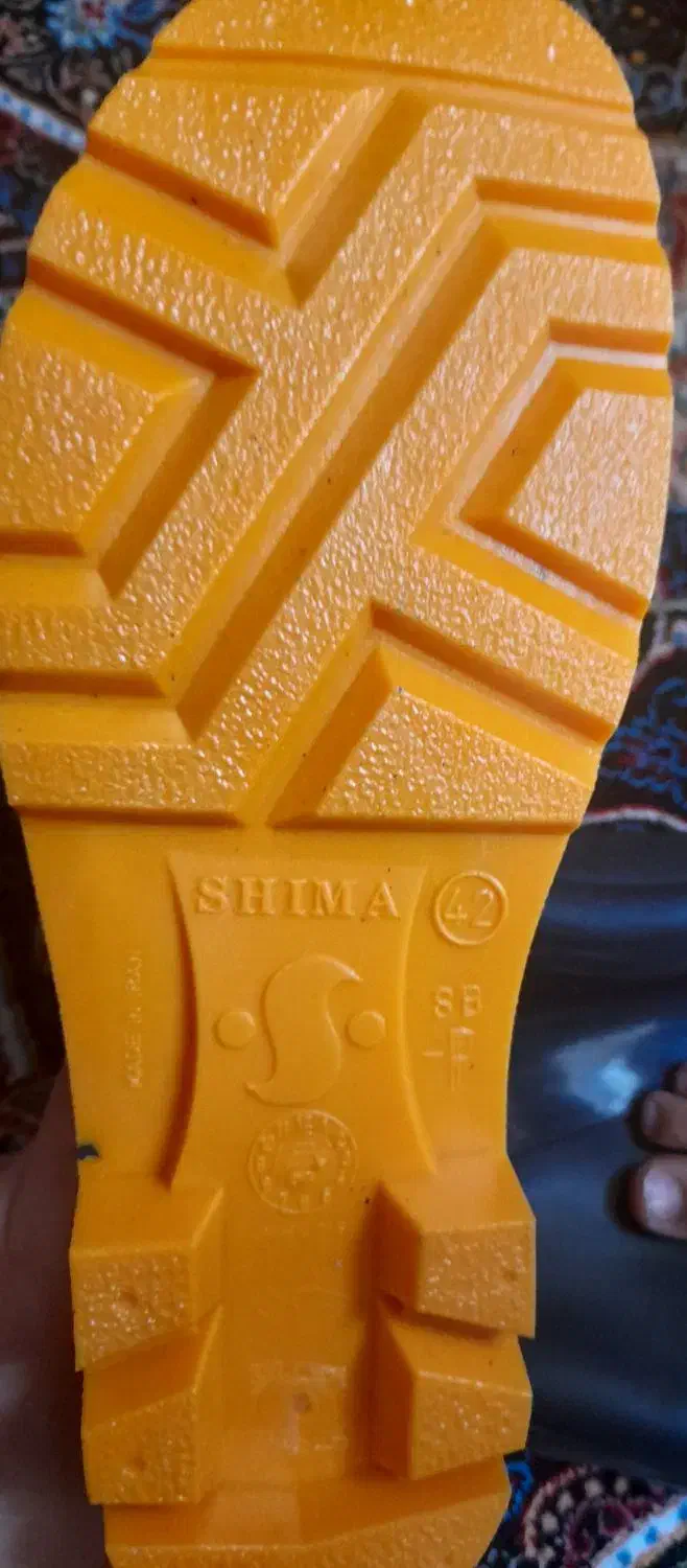 چکمه ایمنی|کیف، کفش، کمربند|شیراز, دست خضر|دیوار