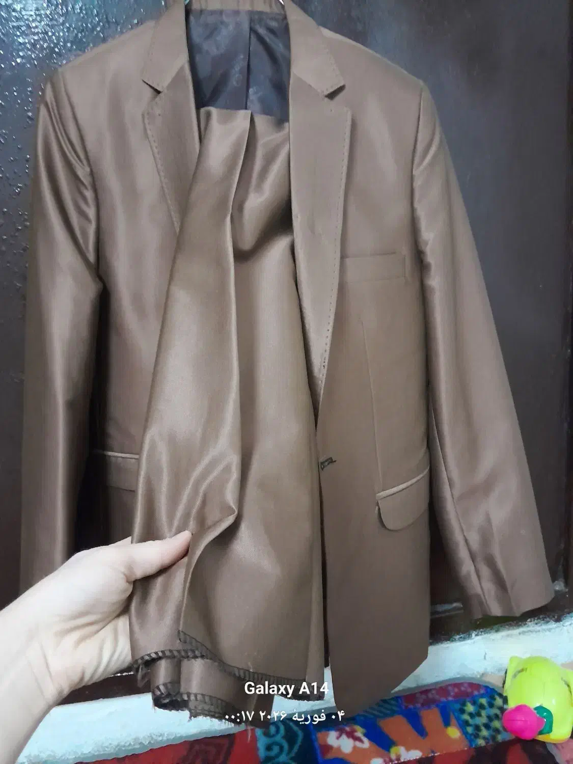 کت و شلوار نو|لباس|صومعه‌سرا, |دیوار